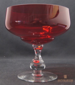 Rubinowa patera na jednej nodze wysoka na 19cm